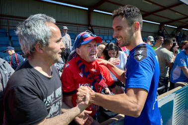 Unos 700 seguidores pertenecientes a las 55 asociaciones de la Grada Social del C.A. Osasuna apoyaron este miércoles, 21 de mayo, al primer equipo durante el entrenamiento en Tajonar /