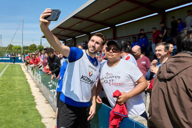 Unos 700 seguidores pertenecientes a las 55 asociaciones de la Grada Social del C.A. Osasuna apoyaron este miércoles, 21 de mayo, al primer equipo durante el entrenamiento en Tajonar /