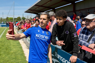 Unos 700 seguidores pertenecientes a las 55 asociaciones de la Grada Social del C.A. Osasuna apoyaron este miércoles, 21 de mayo, al primer equipo durante el entrenamiento en Tajonar /