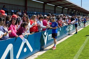 Unos 700 seguidores pertenecientes a las 55 asociaciones de la Grada Social del C.A. Osasuna apoyaron este miércoles, 21 de mayo, al primer equipo durante el entrenamiento en Tajonar /