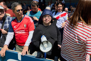 Unos 700 seguidores pertenecientes a las 55 asociaciones de la Grada Social del C.A. Osasuna apoyaron este miércoles, 21 de mayo, al primer equipo durante el entrenamiento en Tajonar /
