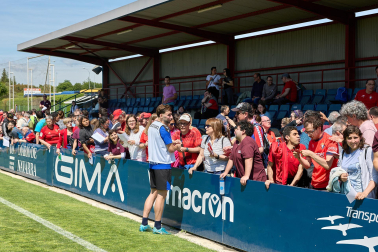 Unos 700 seguidores pertenecientes a las 55 asociaciones de la Grada Social del C.A. Osasuna apoyaron este miércoles, 21 de mayo, al primer equipo durante el entrenamiento en Tajonar /
