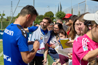Unos 700 seguidores pertenecientes a las 55 asociaciones de la Grada Social del C.A. Osasuna apoyaron este miércoles, 21 de mayo, al primer equipo durante el entrenamiento en Tajonar /