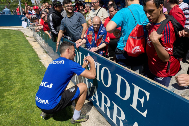 Unos 700 seguidores pertenecientes a las 55 asociaciones de la Grada Social del C.A. Osasuna apoyaron este miércoles, 21 de mayo, al primer equipo durante el entrenamiento en Tajonar /