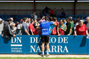 Unos 700 seguidores pertenecientes a las 55 asociaciones de la Grada Social del C.A. Osasuna apoyaron este miércoles, 21 de mayo, al primer equipo durante el entrenamiento en Tajonar /