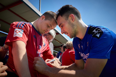 Unos 700 seguidores pertenecientes a las 55 asociaciones de la Grada Social del C.A. Osasuna apoyaron este miércoles, 21 de mayo, al primer equipo durante el entrenamiento en Tajonar /