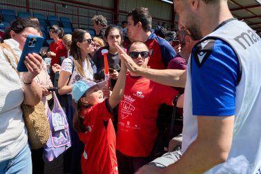 Unos 700 seguidores pertenecientes a las 55 asociaciones de la Grada Social del C.A. Osasuna apoyaron este miércoles, 21 de mayo, al primer equipo durante el entrenamiento en Tajonar /