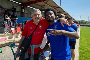 Unos 700 seguidores pertenecientes a las 55 asociaciones de la Grada Social del C.A. Osasuna apoyaron este miércoles, 21 de mayo, al primer equipo durante el entrenamiento en Tajonar /