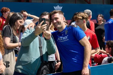 Unos 700 seguidores pertenecientes a las 55 asociaciones de la Grada Social del C.A. Osasuna apoyaron este miércoles, 21 de mayo, al primer equipo durante el entrenamiento en Tajonar /