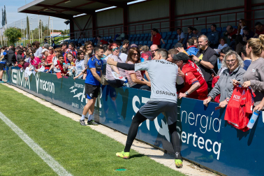 Unos 700 seguidores pertenecientes a las 55 asociaciones de la Grada Social del C.A. Osasuna apoyaron este miércoles, 21 de mayo, al primer equipo durante el entrenamiento en Tajonar /