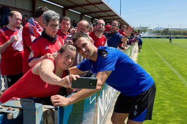 Unos 700 seguidores pertenecientes a las 55 asociaciones de la Grada Social del C.A. Osasuna apoyaron este miércoles, 21 de mayo, al primer equipo durante el entrenamiento en Tajonar /