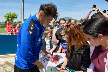 Unos 700 seguidores pertenecientes a las 55 asociaciones de la Grada Social del C.A. Osasuna apoyaron este miércoles, 21 de mayo, al primer equipo durante el entrenamiento en Tajonar /