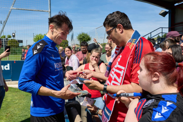 Unos 700 seguidores pertenecientes a las 55 asociaciones de la Grada Social del C.A. Osasuna apoyaron este miércoles, 21 de mayo, al primer equipo durante el entrenamiento en Tajonar /