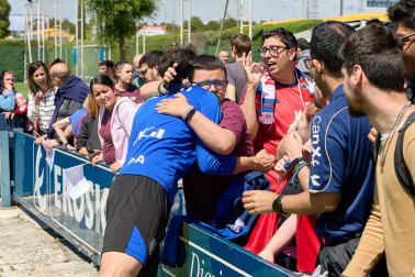 Unos 700 seguidores pertenecientes a las 55 asociaciones de la Grada Social del C.A. Osasuna apoyaron este miércoles, 21 de mayo, al primer equipo durante el entrenamiento en Tajonar /