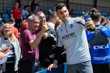 Unos 700 seguidores pertenecientes a las 55 asociaciones de la Grada Social del C.A. Osasuna apoyaron este miércoles, 21 de mayo, al primer equipo durante el entrenamiento en Tajonar /