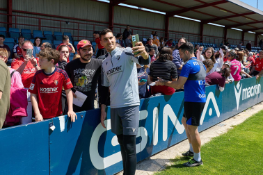 Unos 700 seguidores pertenecientes a las 55 asociaciones de la Grada Social del C.A. Osasuna apoyaron este miércoles, 21 de mayo, al primer equipo durante el entrenamiento en Tajonar /
