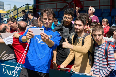 Unos 700 seguidores pertenecientes a las 55 asociaciones de la Grada Social del C.A. Osasuna apoyaron este miércoles, 21 de mayo, al primer equipo durante el entrenamiento en Tajonar /