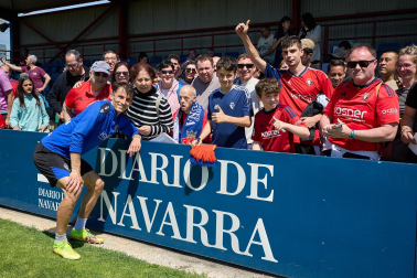 Unos 700 seguidores pertenecientes a las 55 asociaciones de la Grada Social del C.A. Osasuna apoyaron este miércoles, 21 de mayo, al primer equipo durante el entrenamiento en Tajonar /