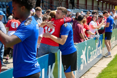Unos 700 seguidores pertenecientes a las 55 asociaciones de la Grada Social del C.A. Osasuna apoyaron este miércoles, 21 de mayo, al primer equipo durante el entrenamiento en Tajonar /