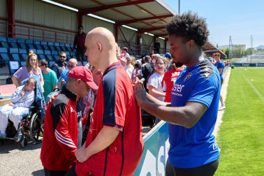 Unos 700 seguidores pertenecientes a las 55 asociaciones de la Grada Social del C.A. Osasuna apoyaron este miércoles, 21 de mayo, al primer equipo durante el entrenamiento en Tajonar /
