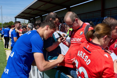 Unos 700 seguidores pertenecientes a las 55 asociaciones de la Grada Social del C.A. Osasuna apoyaron este miércoles, 21 de mayo, al primer equipo durante el entrenamiento en Tajonar /