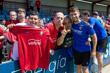 Unos 700 seguidores pertenecientes a las 55 asociaciones de la Grada Social del C.A. Osasuna apoyaron este miércoles, 21 de mayo, al primer equipo durante el entrenamiento en Tajonar /