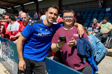Unos 700 seguidores pertenecientes a las 55 asociaciones de la Grada Social del C.A. Osasuna apoyaron este miércoles, 21 de mayo, al primer equipo durante el entrenamiento en Tajonar /