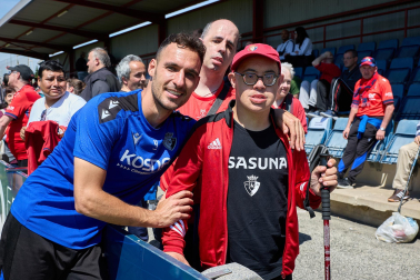 Unos 700 seguidores pertenecientes a las 55 asociaciones de la Grada Social del C.A. Osasuna apoyaron este miércoles, 21 de mayo, al primer equipo durante el entrenamiento en Tajonar /