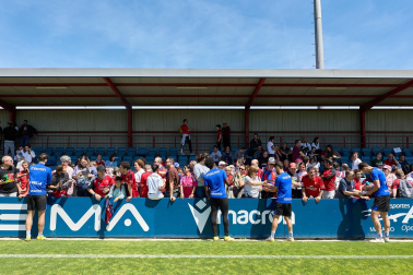 Unos 700 seguidores pertenecientes a las 55 asociaciones de la Grada Social del C.A. Osasuna apoyaron este miércoles, 21 de mayo, al primer equipo durante el entrenamiento en Tajonar /