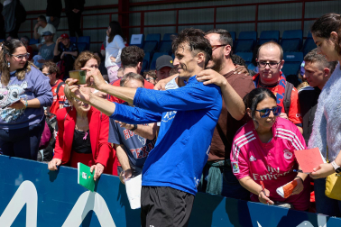 Unos 700 seguidores pertenecientes a las 55 asociaciones de la Grada Social del C.A. Osasuna apoyaron este miércoles, 21 de mayo, al primer equipo durante el entrenamiento en Tajonar /