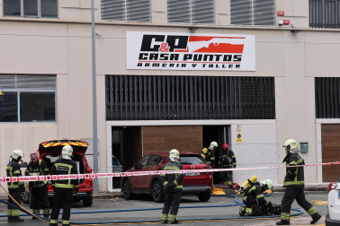 Imágenes del incendio declarado en la armería Casa Puntos.