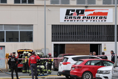 Imágenes del incendio declarado en la armería Casa Puntos.
