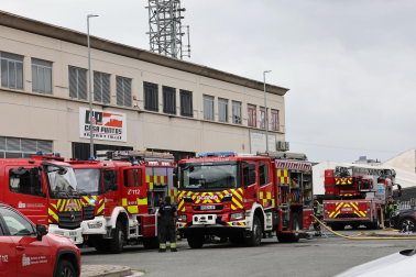 Imágenes del incendio declarado en la armería Casa Puntos.