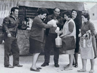 Jesús Ruiz (Makario) y Pilar Gómara con uno de sus chóferes