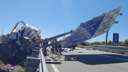 Fotos del accidente de un camión en la AP-15.