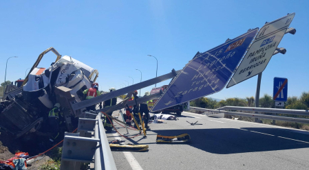 Un camión ha quedado encajado en la mediana y eso ha provocado retenciones en sentido Pamplona desde Zuasti; los bomberos han desatrapado al conductor, herido grave