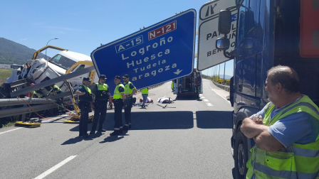 Fotos del accidente de un camión en la AP-15.