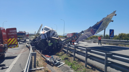 Fotos del accidente de un camión en la AP-15.