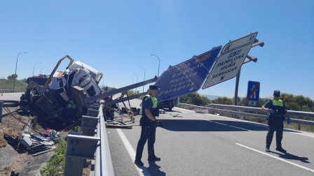Fotos del accidente de un camión en la AP-15.
