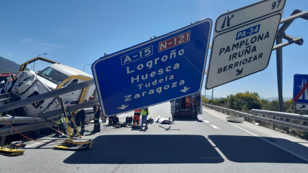 Fotos del accidente de un camión en la AP-15.
