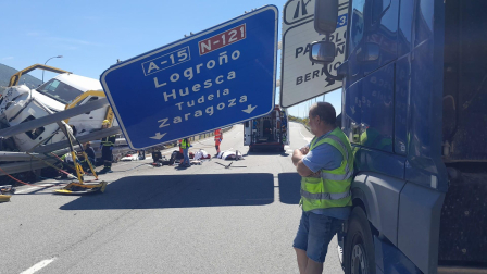 Fotos del accidente de un camión en la AP-15.