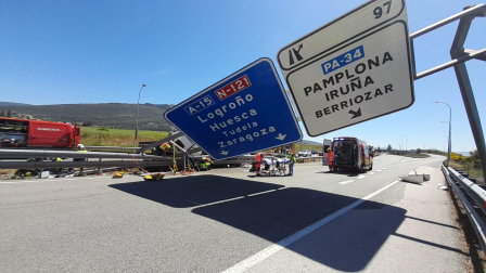 Fotos del accidente de un camión en la AP-15.