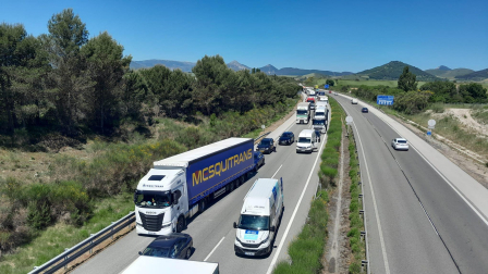 Fotos del accidente de un camión en la AP-15.