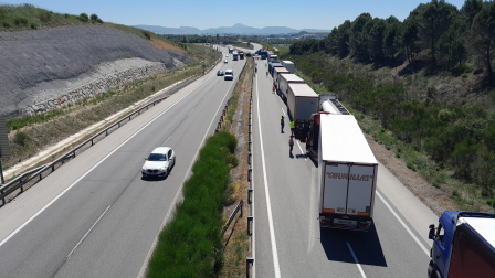Fotos del accidente de un camión en la AP-15.