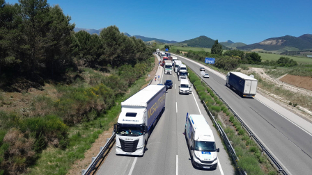 Fotos del accidente de un camión en la AP-15.