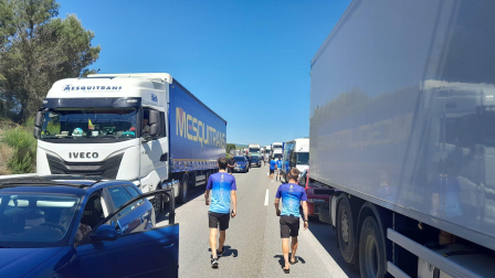Fotos del accidente de un camión en la AP-15.