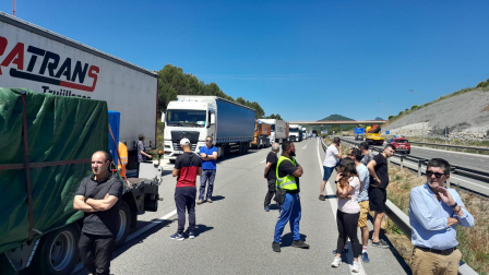 Fotos del accidente de un camión en la AP-15.