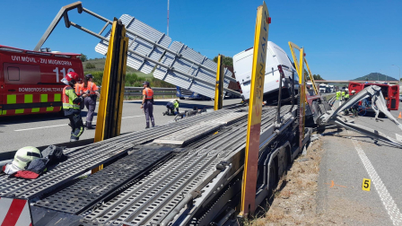 Fotos del accidente de un camión en la AP-15.