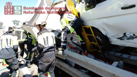 Fotos del accidente de un camión en la AP-15.