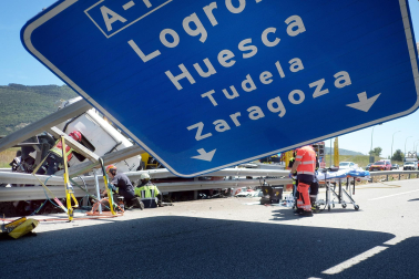 Fotos del accidente de un camión en la AP-15.